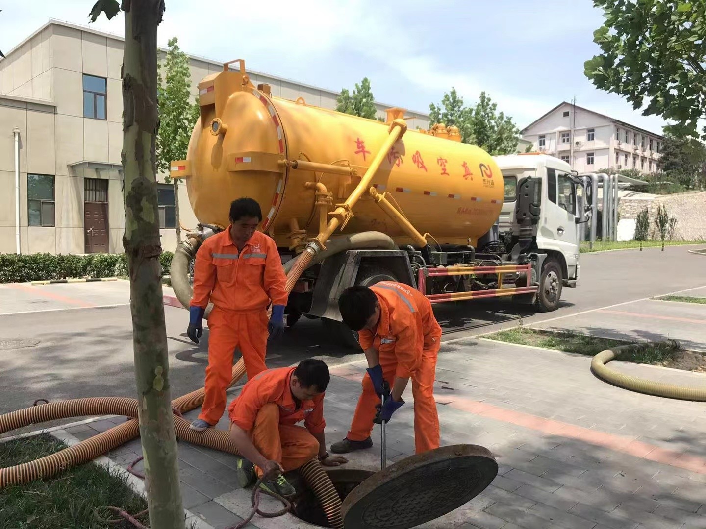 舟曲化粪池清理与5-8吨吸粪车施工效率分析